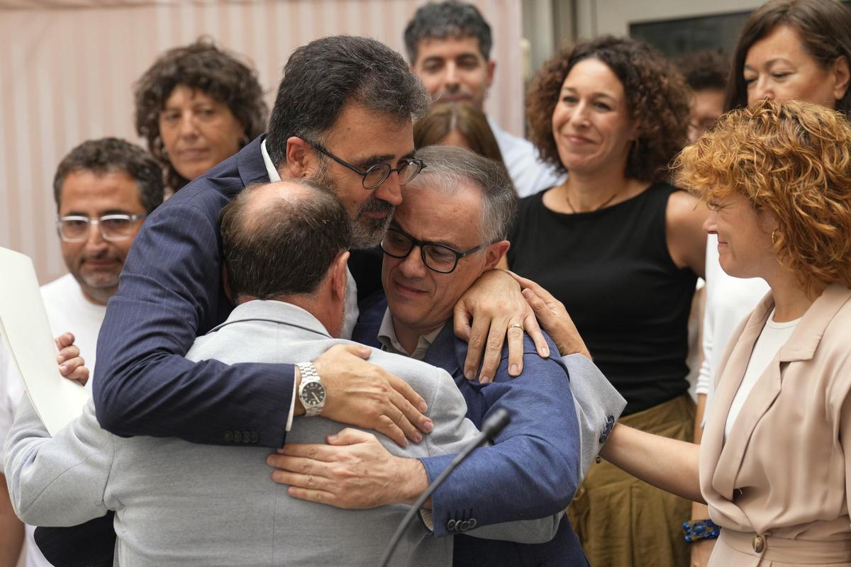 Oriol Junqueras, Lluís Salvadó y Josep Maria Jové se abrazan tras conocer el aval europeo a la amnistía.