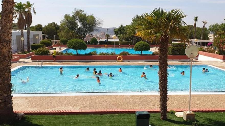 Las piscinas de Elda abren para refrescar el verano - Información