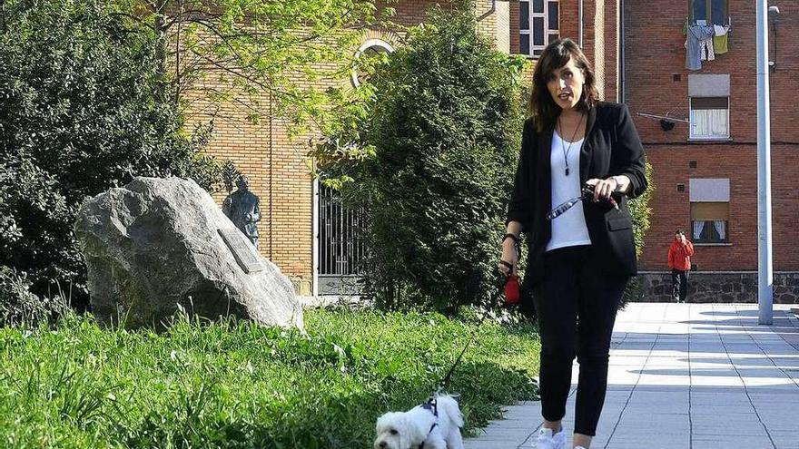 Liliana Castro pasea con su perro &quot;Black&quot; por Santa Marina.