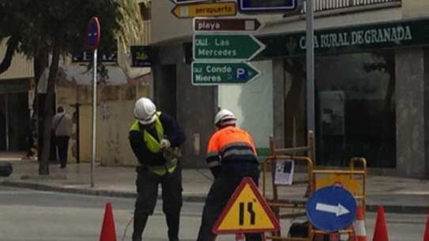 Los trabajadores de Cableven instalando la fibra óptica en una de las zonas de Torremolinos