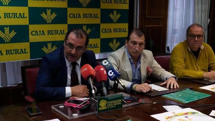 De izquierda a derecha: Narciso Prieto, de Caja Rural, José Miguel Herrero, promotor del proyecto, y Christoph Strieder, del Ayuntamiento.