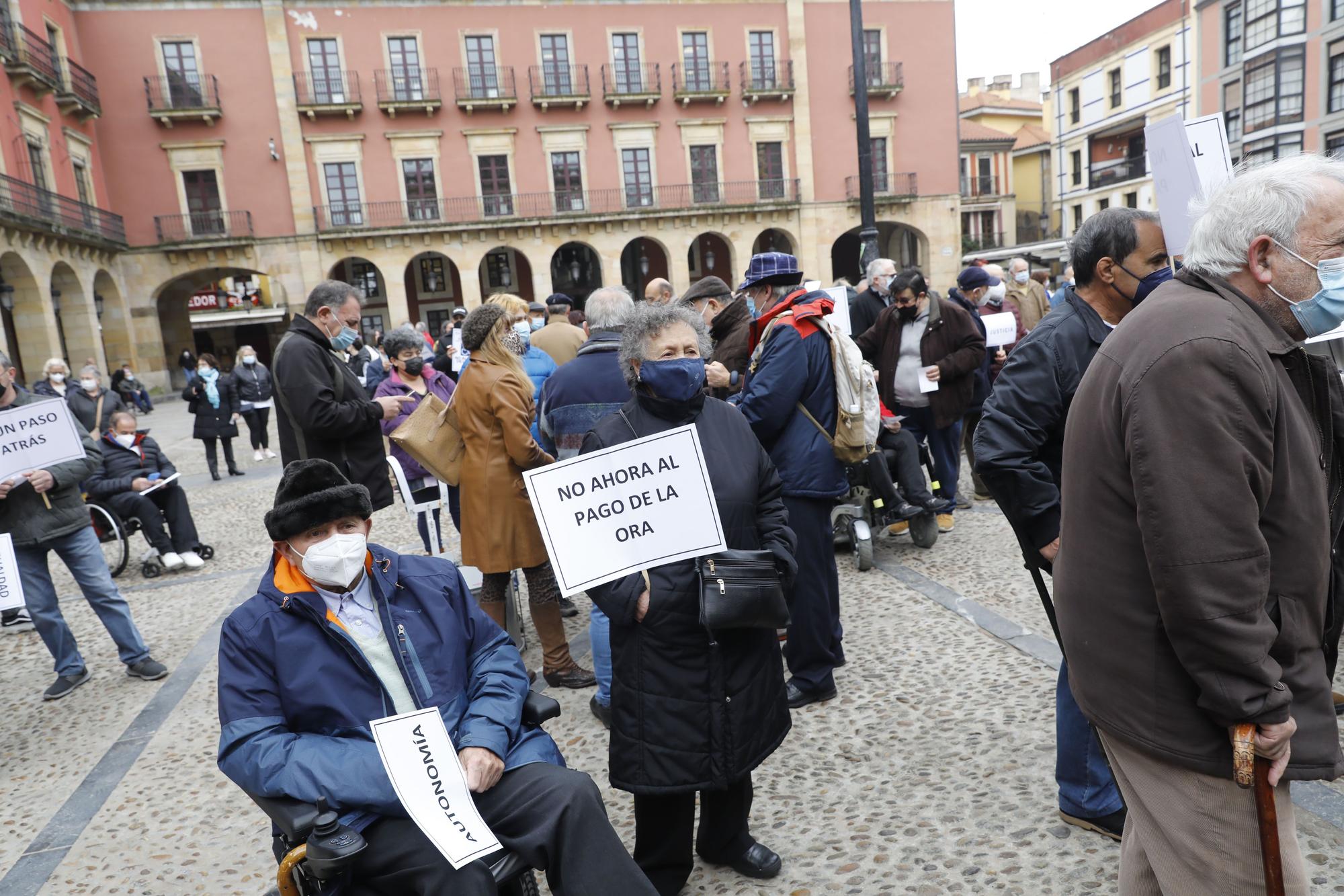 En imágenes: Concentración de personas con movilidad reducida contra la tarjeta ORA en Gijón