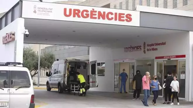 Un trabajador resulta herido grave en Alzira tras quedar atrapado por una carga desprendida