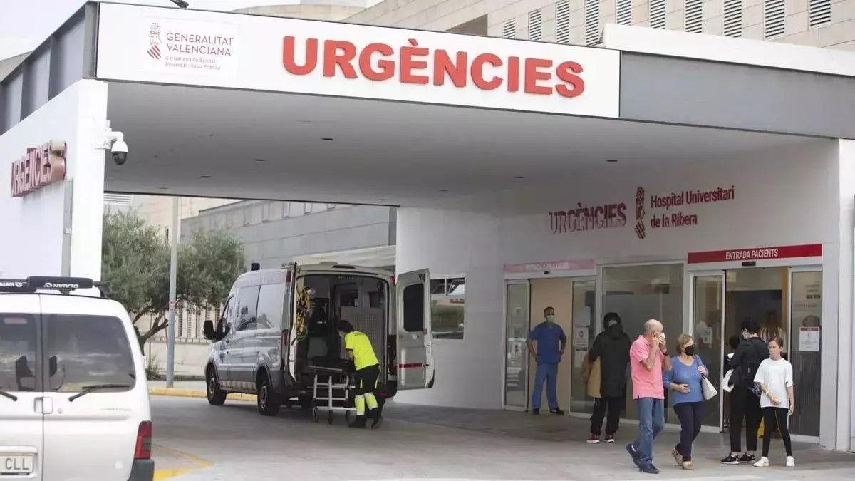 Imagen de archivo del acceso a Urgencias en el Hospital de la Ribera.