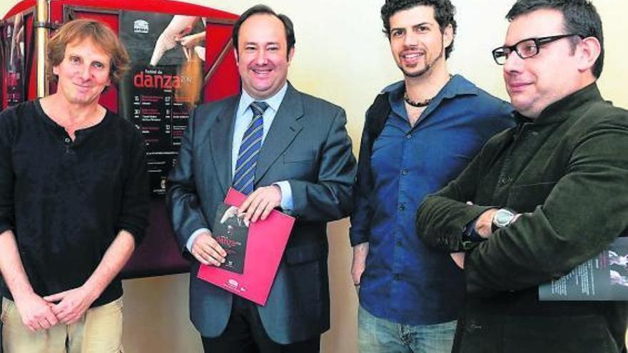 De izquierda a derecha, el coreógrafo Rami Be&#039;er, el concejal ovetense Jorge Menéndez, el director internacional de la compañía, Yonatan Avital, y el musicólogo Cosme Marina, al mediodía de ayer en el teatro Campoamor de Oviedo.