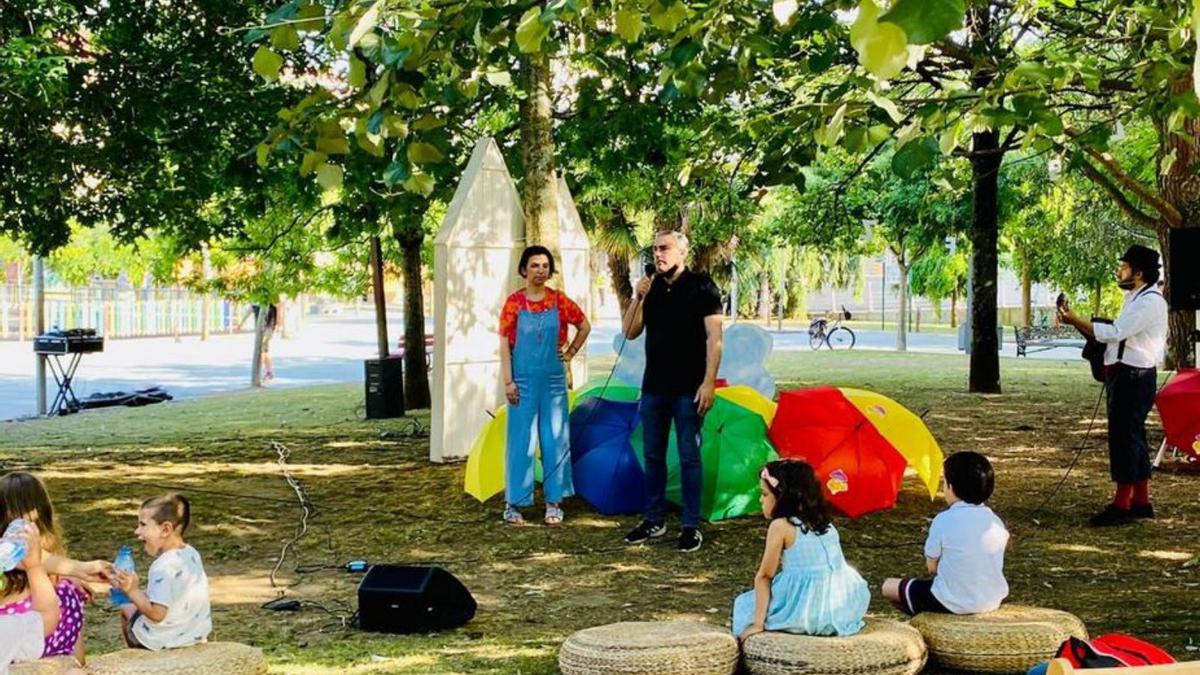 Lueiro, acompañado de Valcárcel en la Feira do Libro de Vilagarcía.