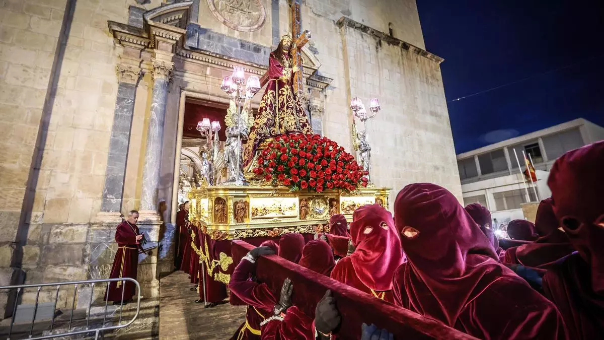 Orihuela se viste de terciopelo morado para recibir al "Abuelo"