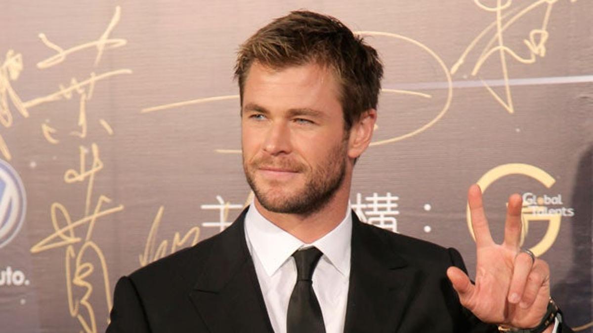 Chris Hemsworth llegando a la 15 Edición de los Premios Huading