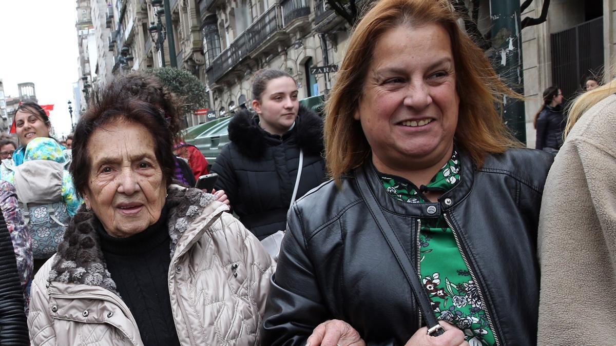 Fina Silva, con su madre, Josefina Rego Teijeiro, en una imagen sin fechar en una manifestación en Vigo