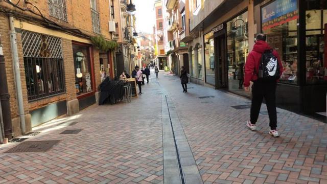 Calle Herreros, una de las céntricas y comerciales de la ciudad, en la mañana de ayer. | E. P.