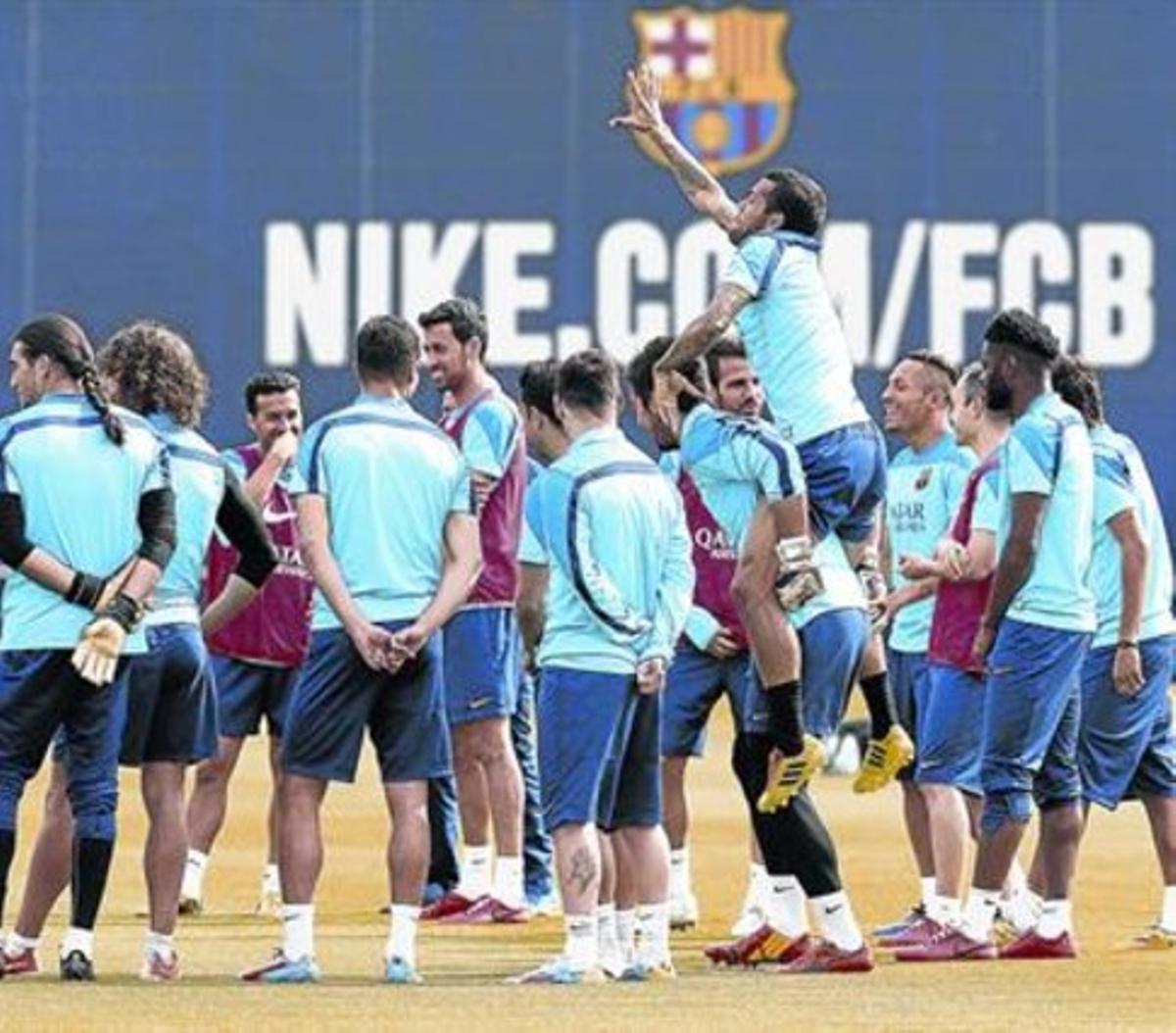 Els jugadors del  Barça disfruten ahir durant l’entrenament, abansde viatjar a València.