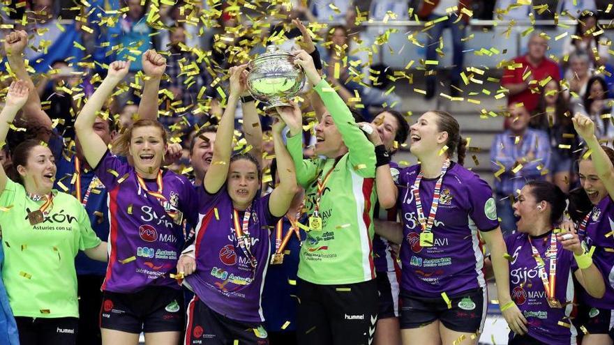 Las jugadoras del Mavi levantan la Copa de la Reina