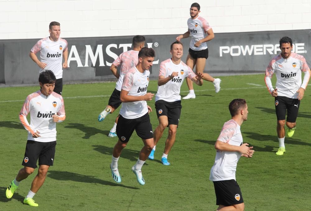 Anil Murthy, atento al entrenamiento del Valencia