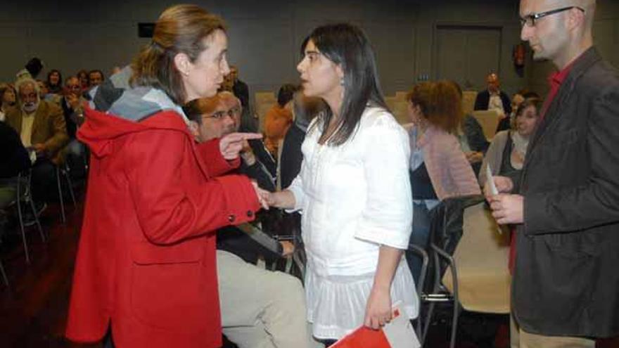 Dolores García y Tania García en la asamblea anterior.