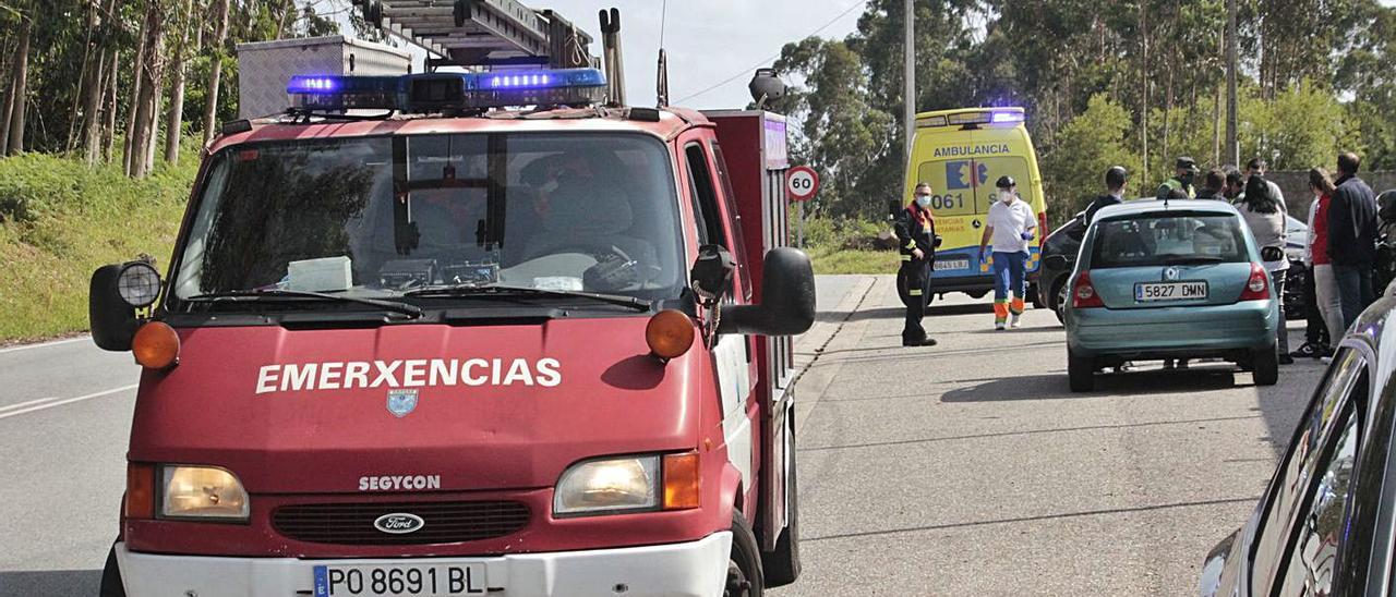 Operativo de emergencias en un siniestro en las carreteras de Cangas. |   // SANTOS ÁLVAREZ