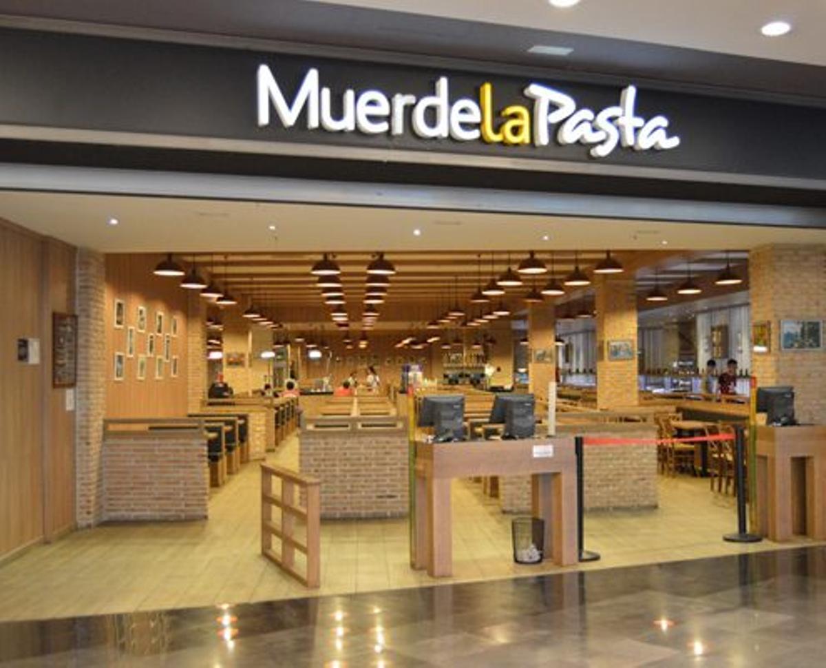 Muerde la pasta.