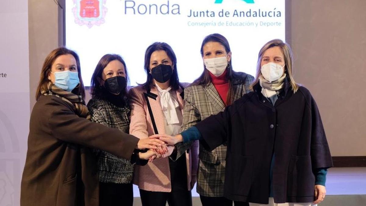 La delegada del Gobierno Andaluz, Patricia Navarro, con la delegada de Educación, Patricia Navarro, y la alcaldesa María de la Paz Fernández.
