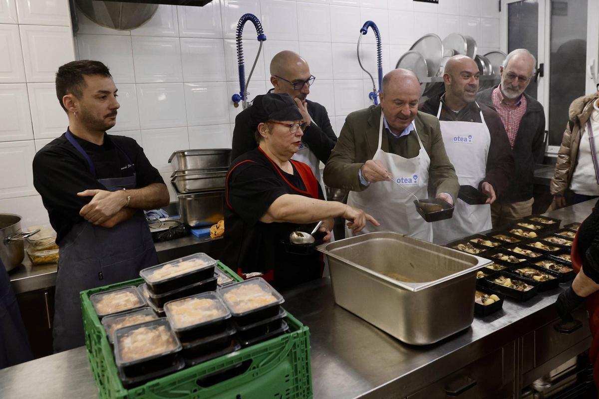 El menú antroxero llega a la Cocina Económica para que “el Antroxu sea para todo Gijón”