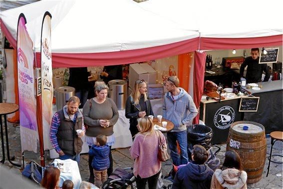 Auf dem traditionellen Markt im Pueblo Español (1. bis 10. 12.) geht es diesmal ausgesprochen musikalisch zu. Täglich sorgen Musikgruppen in dem Miniaturdorf für Weihnachtsstimmung. Die Stände sind bereits ab mittags geöffnet. Der Eintritt kostet 5 Euro, dafür gibt es aber auch einen Becher Glühwein.