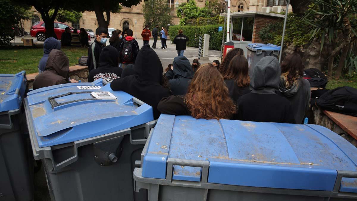 Estudiantes bloquean los accesos al rectorado de la UB.