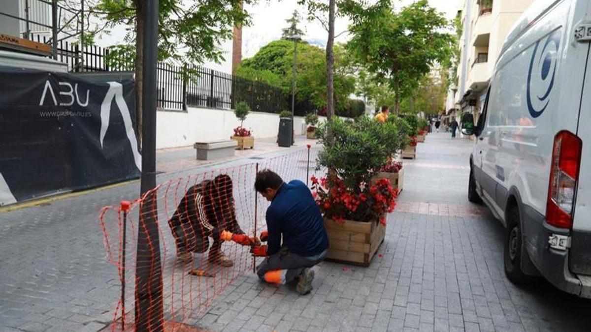 Operarios del Ayuntaminto de Marbella trabajan en la reparación de la vía pública
