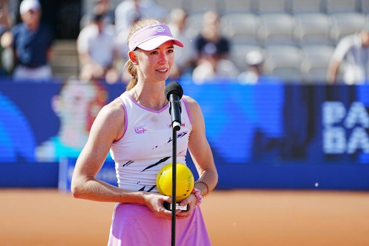 Paula Badosa, recollint el premi de la final del torneig de Bastad