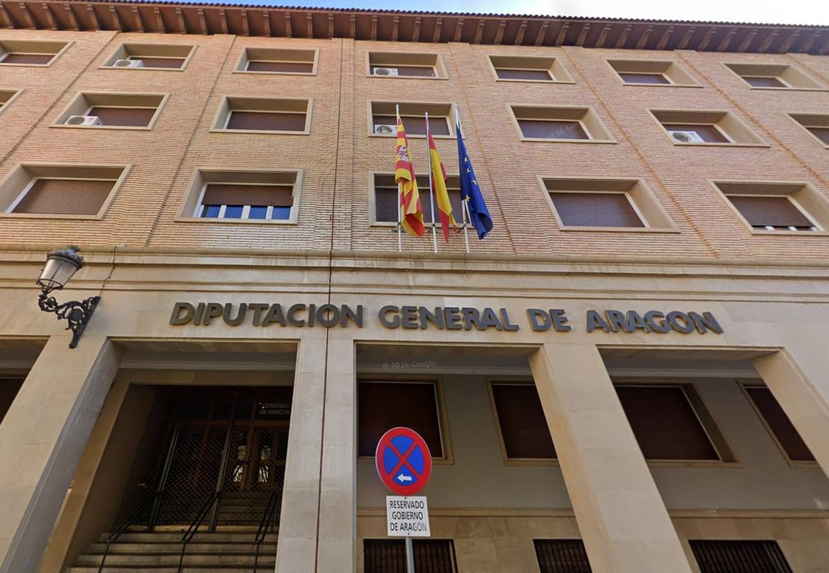 Imagen de la fachada del edificio de oficinas del Gobierno de Aragón en Huesca.