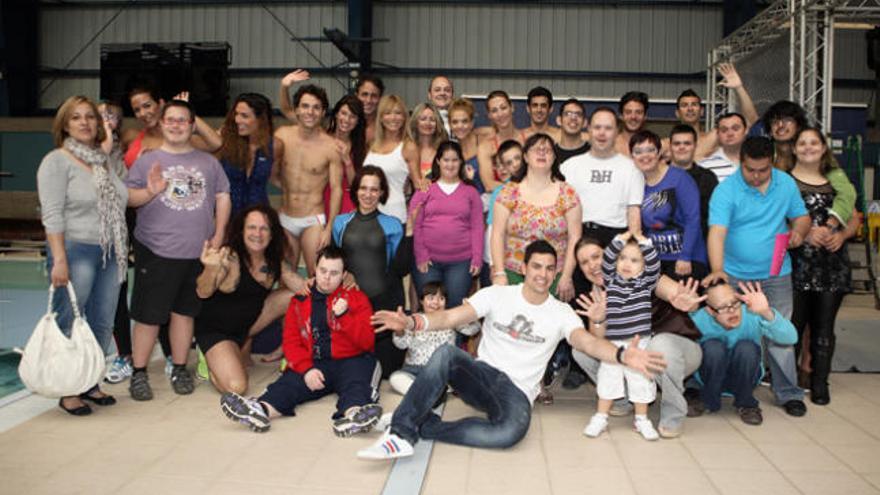 Integrantes de beneficiarios de la Asociación Síndrome de Down del Sur (Asdownsur) con los famosos ayer en la piscina olímpica de Vecindario.  | alejandro ramos