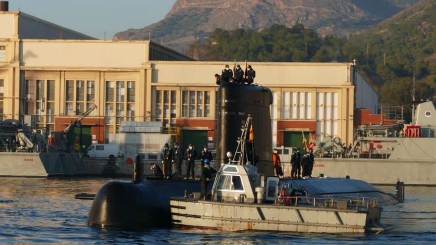 Una de las actuales empujadoras ayudan a salir al Tramontana del Muelle del Arsenal.