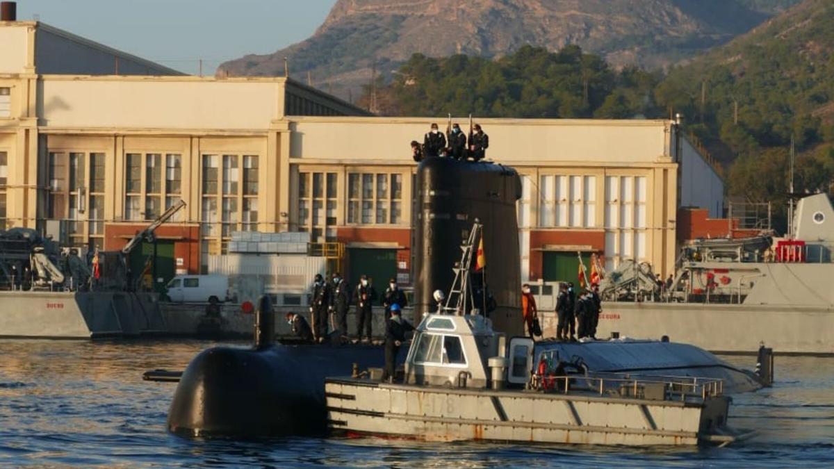 Una de las actuales empujadoras ayudan a salir al Tramontana del Muelle del Arsenal.