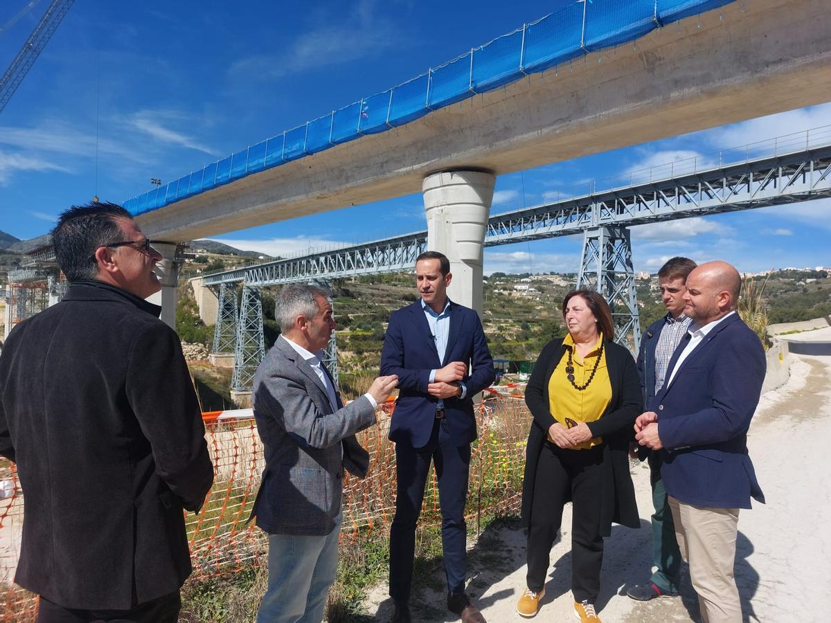 Los populares junto al puente de Quisi en Benissa.