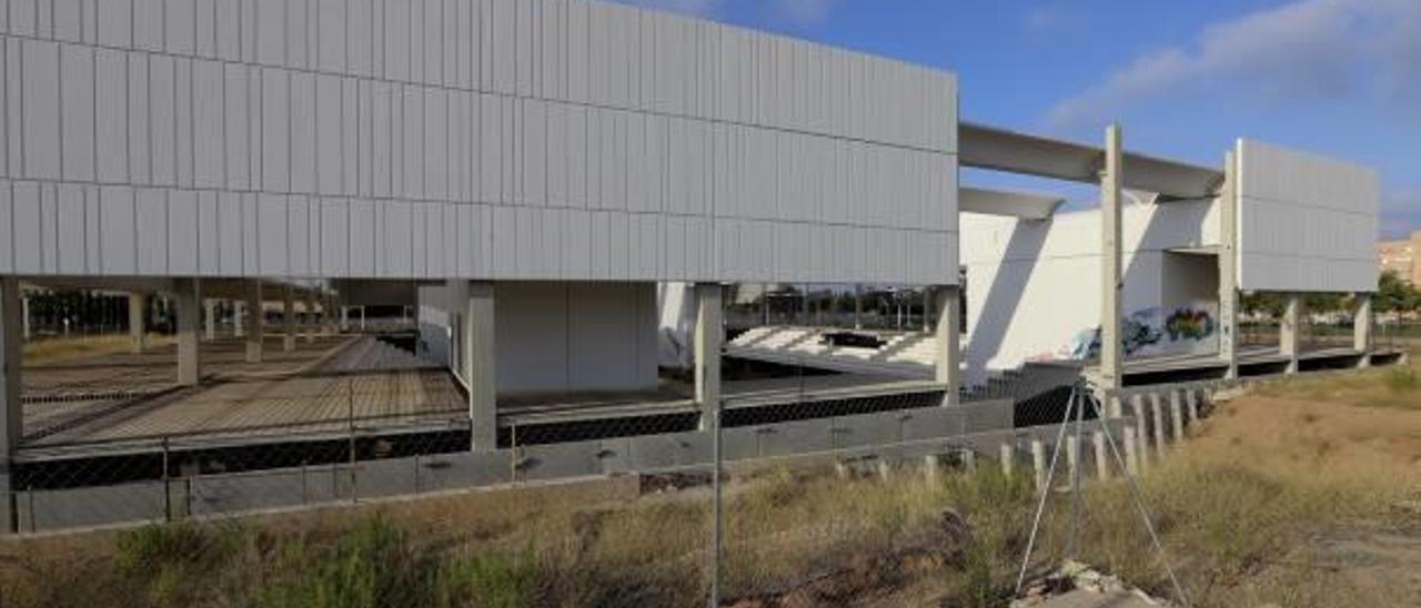 Una imagen del pabellón cuyas obras se paralizaron hace varios años.