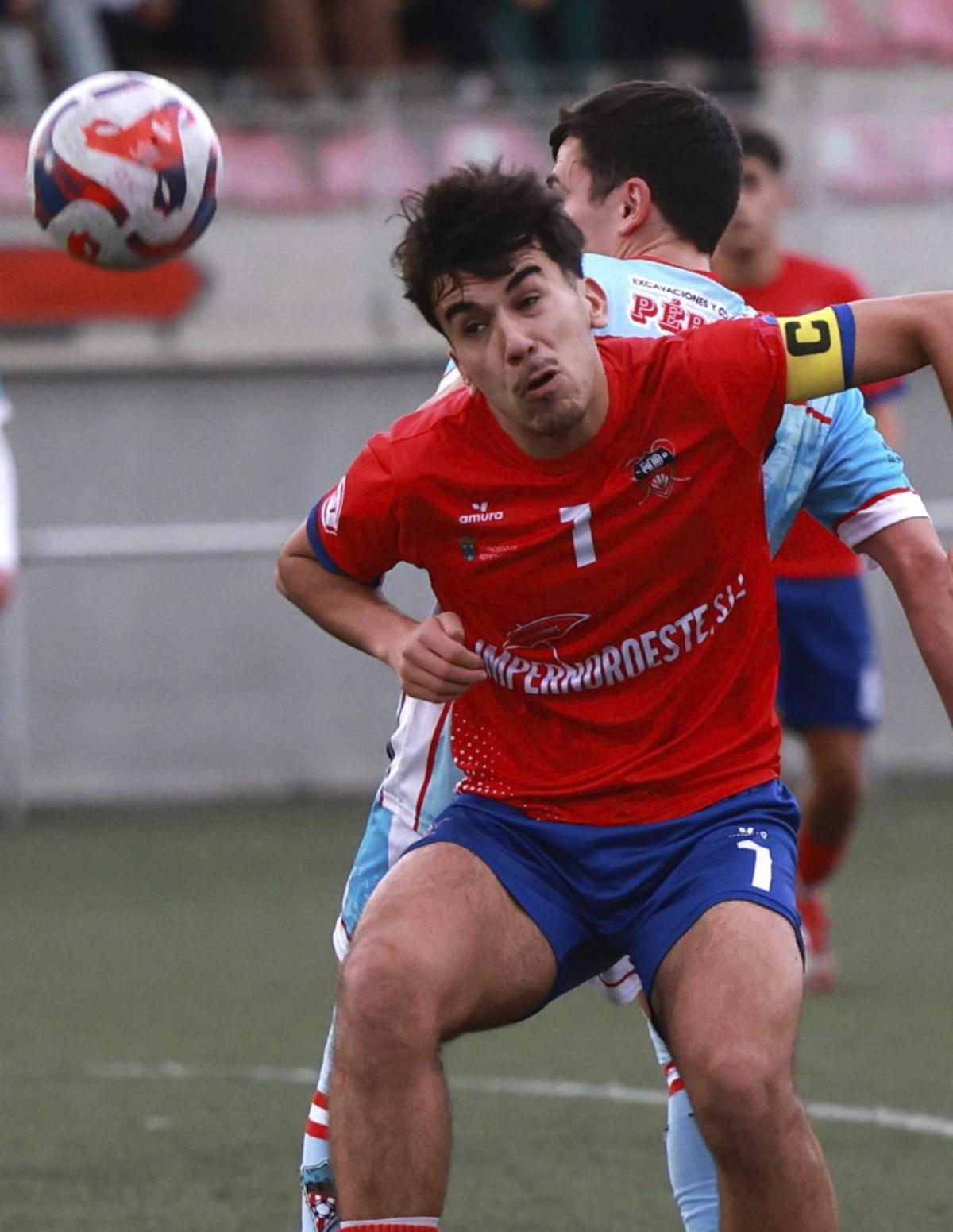 graña, del Choco, lucha con un rival. | José Lores