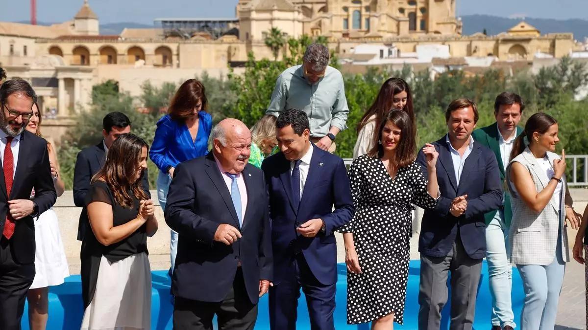 Juanma Moreno, en el centro, junto a los candidatos populares por la provincia de Córdoba en 2022.