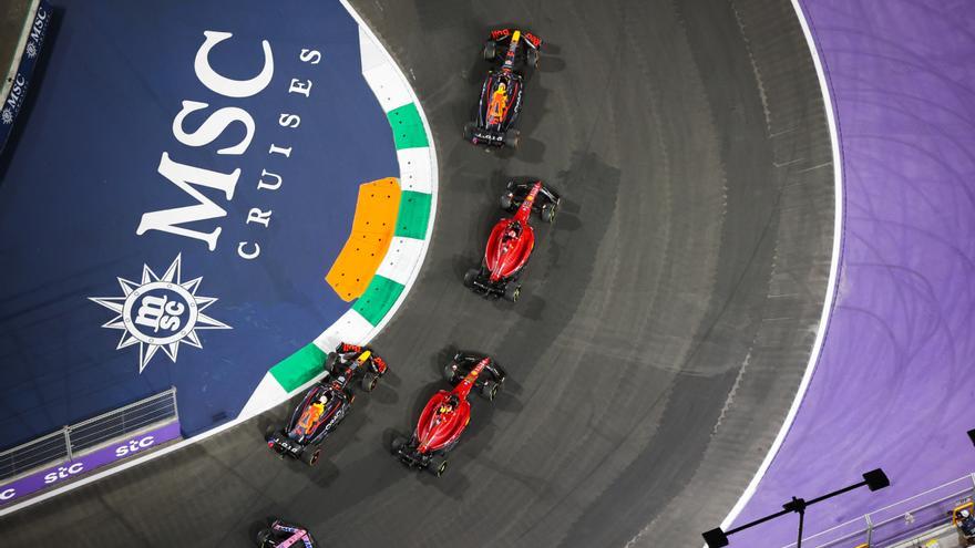 Imagen aérea de la salida del Gran Premio de Arabia Saudía con los dos Ferrari y los dos Red Bull.