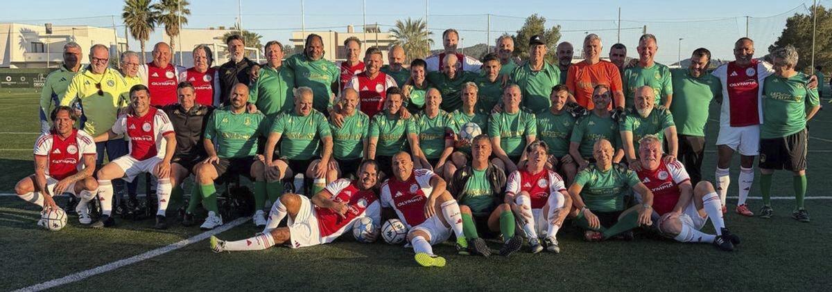 Los dos equipos posan antes del partido, el jueves en el campo municipal de fútbol Kiko Serra. |  | D.I.