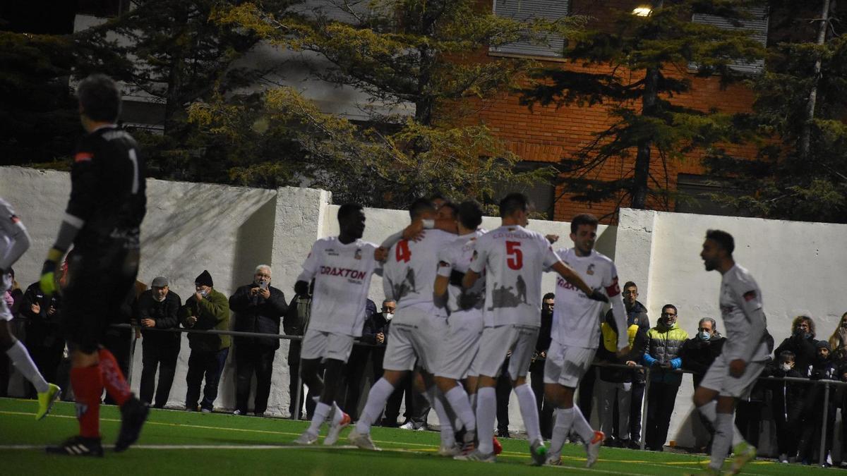 Los jugadores del Utrillas celebran un gol el pasado miércoles en La Vega.