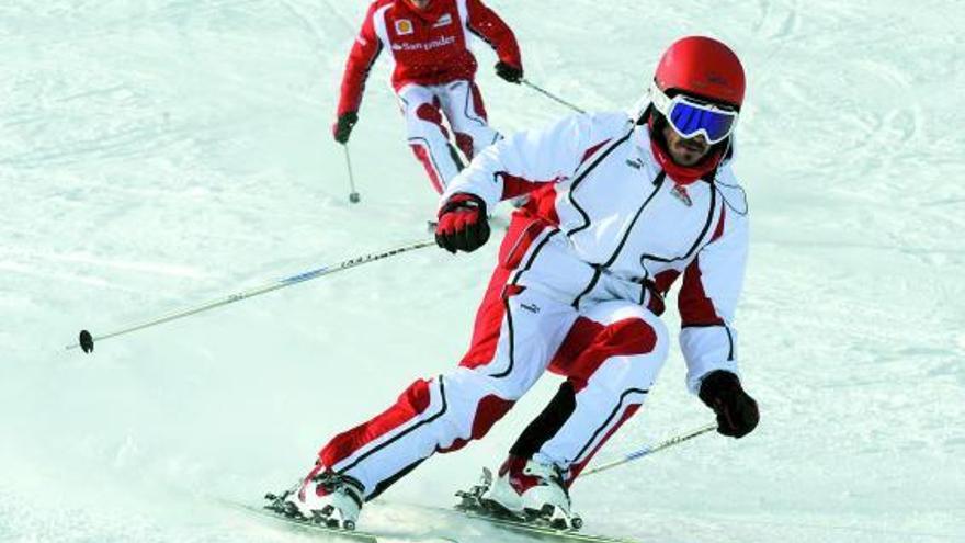 Alonso, en primer término, esquiando en Madonna di Campiglio durante la concentración del pasado año. | reuters