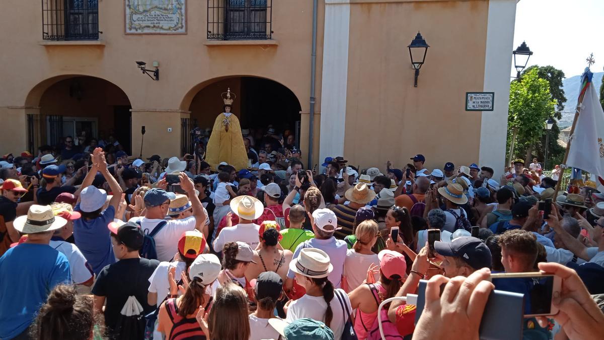 La emocionante salida de la Virgen de las Nieves de su Santuario en Hondón de las Nieves.