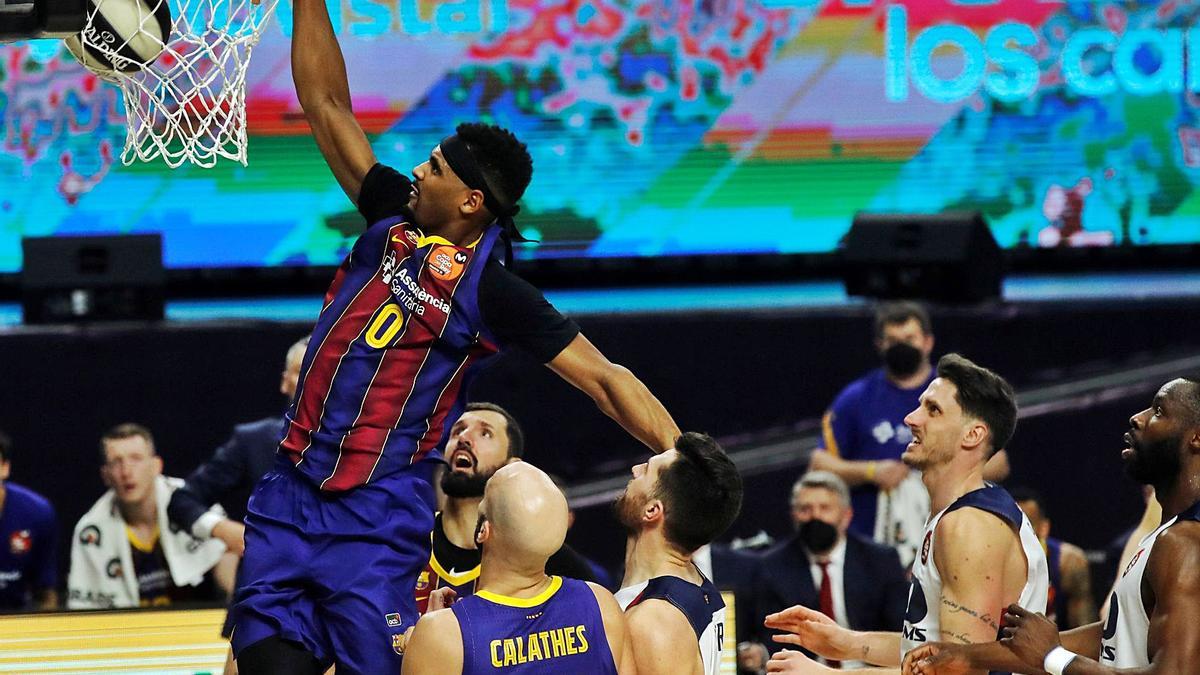 Una canasta del Barcelona durante la semifinal de ayer contra el Baskonia. |  // EFE