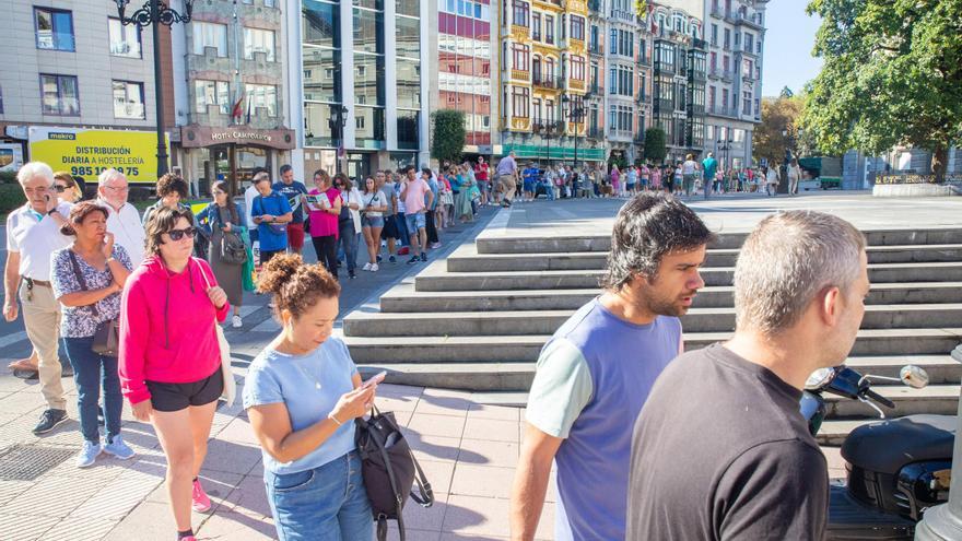 Colas kilométricas para conseguir una entrada de Camela en Oviedo