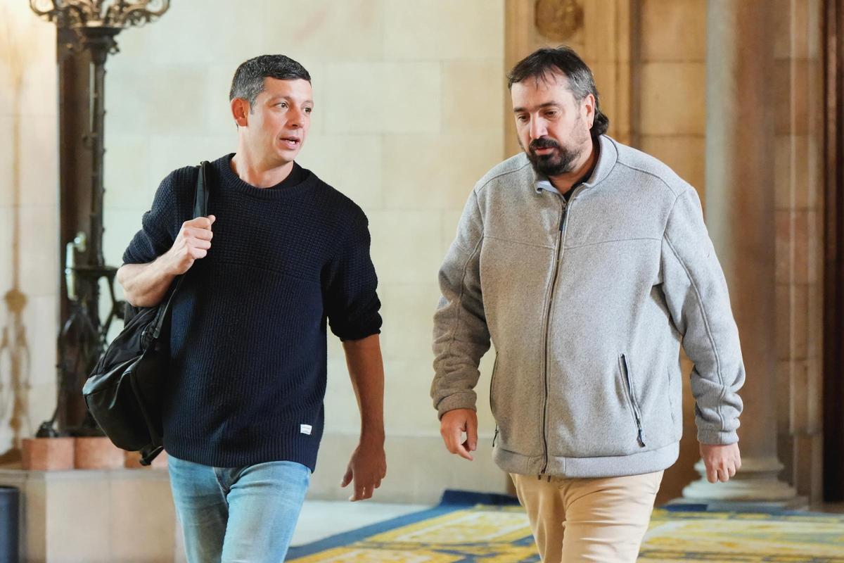 Los diputados de la CUP Xavier Pellicer y Dani Cornellà este martes en los pasillos del Parlament.