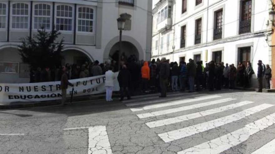 Asistentes a la primera concentración contra la rebaja de unidades de Infantil y ESO ayer en Boal.