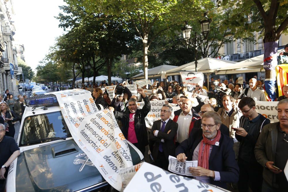 Concentracions davant economia per protestar contra les actuacions policials.