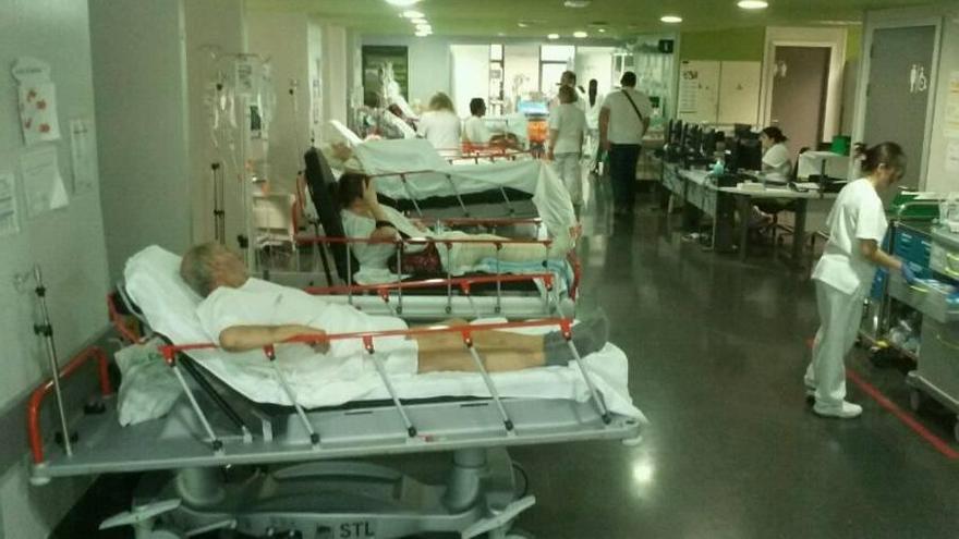 Una imagen bochornosa: pacientes hacinados en camillas en las urgencias de Son Espases.