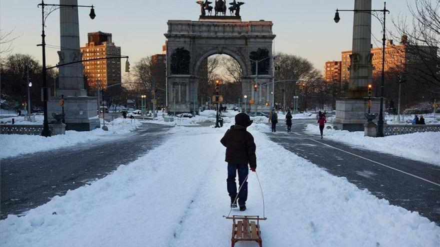 &#039;Nemo&#039; deja diez muertos y casi medio millón de personas sin luz en EEUU