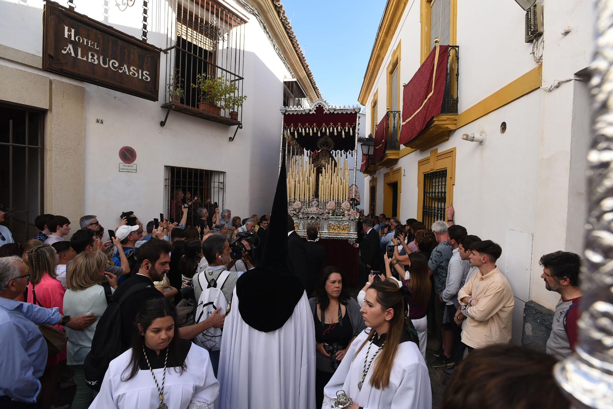 La hermandad del Perdón serpentea camino de la Catedral