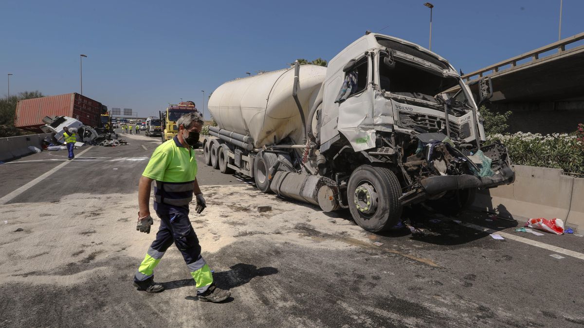 Dos accidentes colapsan la A-7 entre Sagunt y Puçol