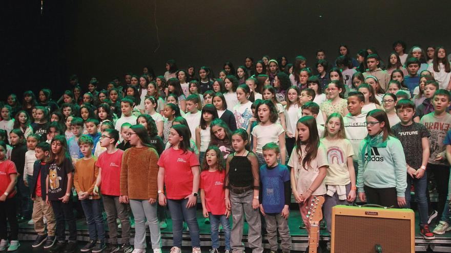 Jóvenes en el Auditorio Municipal en la última jornada del certamen de Ourencanto.   | // IÑAKI OSORIO