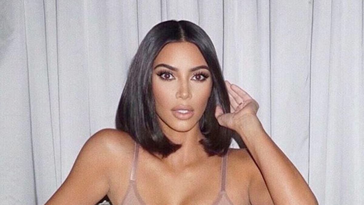 Kim Kardashian con body de Skims, su nueva marca de ropa interior reductora